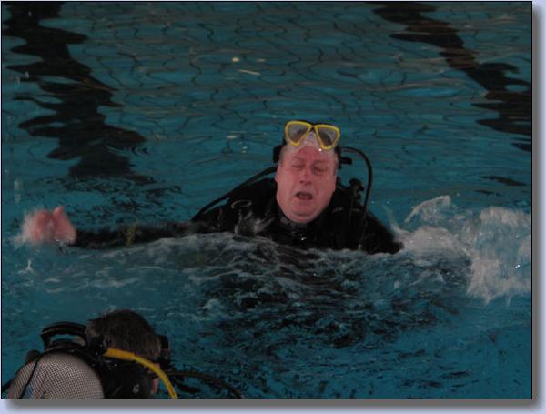 353 Stefan spiller dykker i panik Rescue Diver kursus.jpg